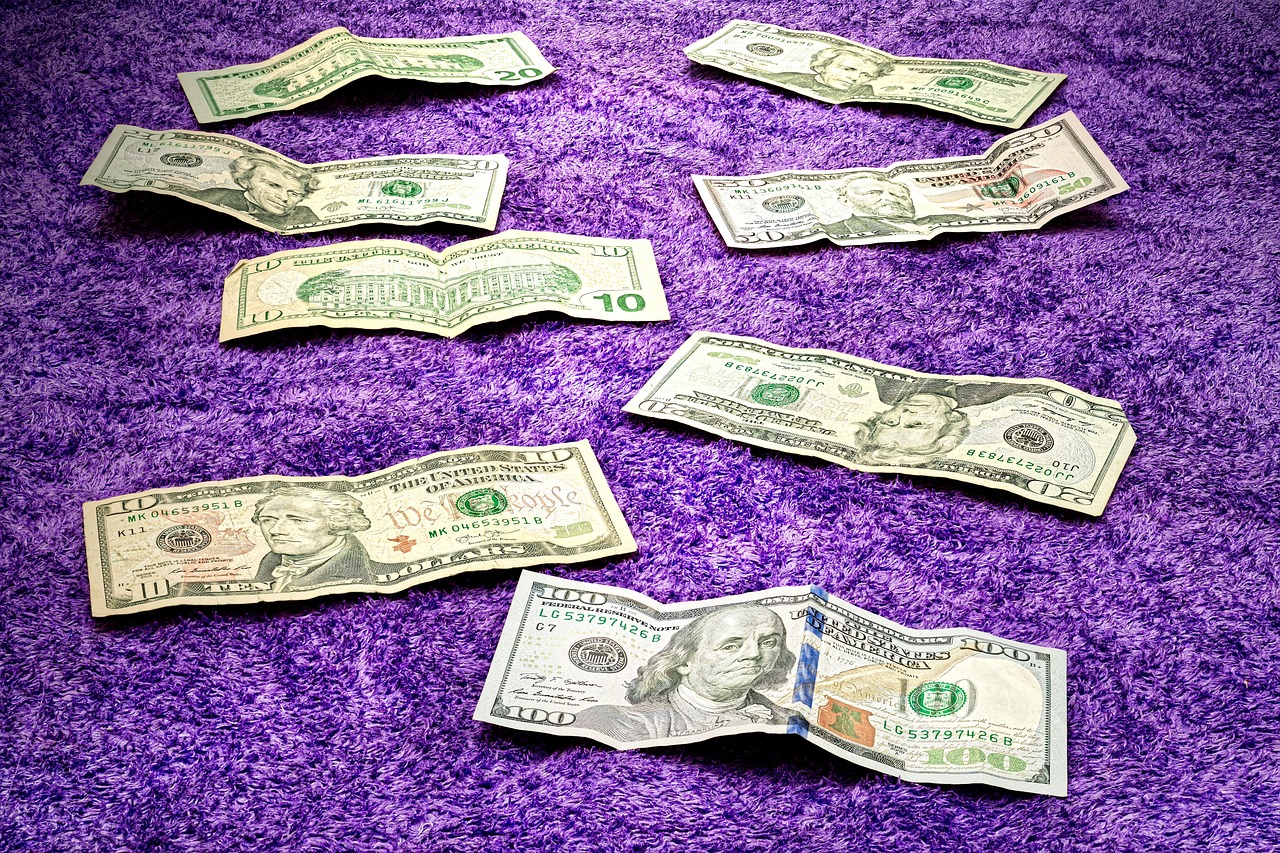 Immagine che illustra il ricorso al Giudice di Pace senza avvocato, con documenti e penna su un tavolo.