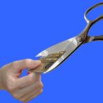 Immagine che illustra la rottamazione delle cartelle esattoriali con simboli di risparmio e scadenze.