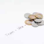 Immagine di una riunione tra imprenditori e investitori per discutere fondi per startup innovative.