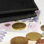 Illustrazione che rappresenta l'accredito mensile della pensione e i cambiamenti finanziari.