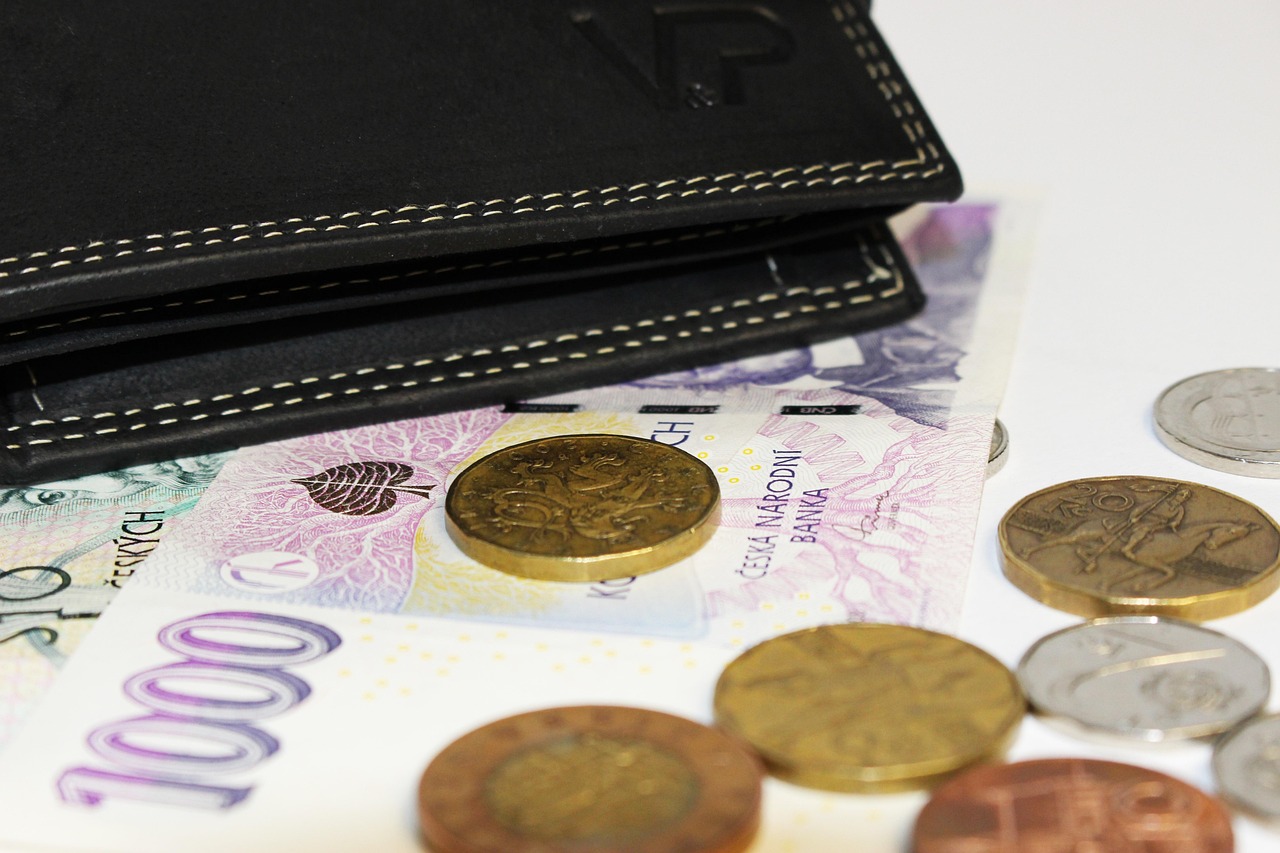 Illustrazione che rappresenta l'accredito mensile della pensione e i cambiamenti finanziari.