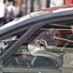 Anziano felice mentre consulta informazioni sul bollo auto e le esenzioni per over 65.