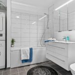 Immagine di un bagno ristrutturato con accessi facilitati e finiture moderne, simbolo del bonus barriere architettoniche.