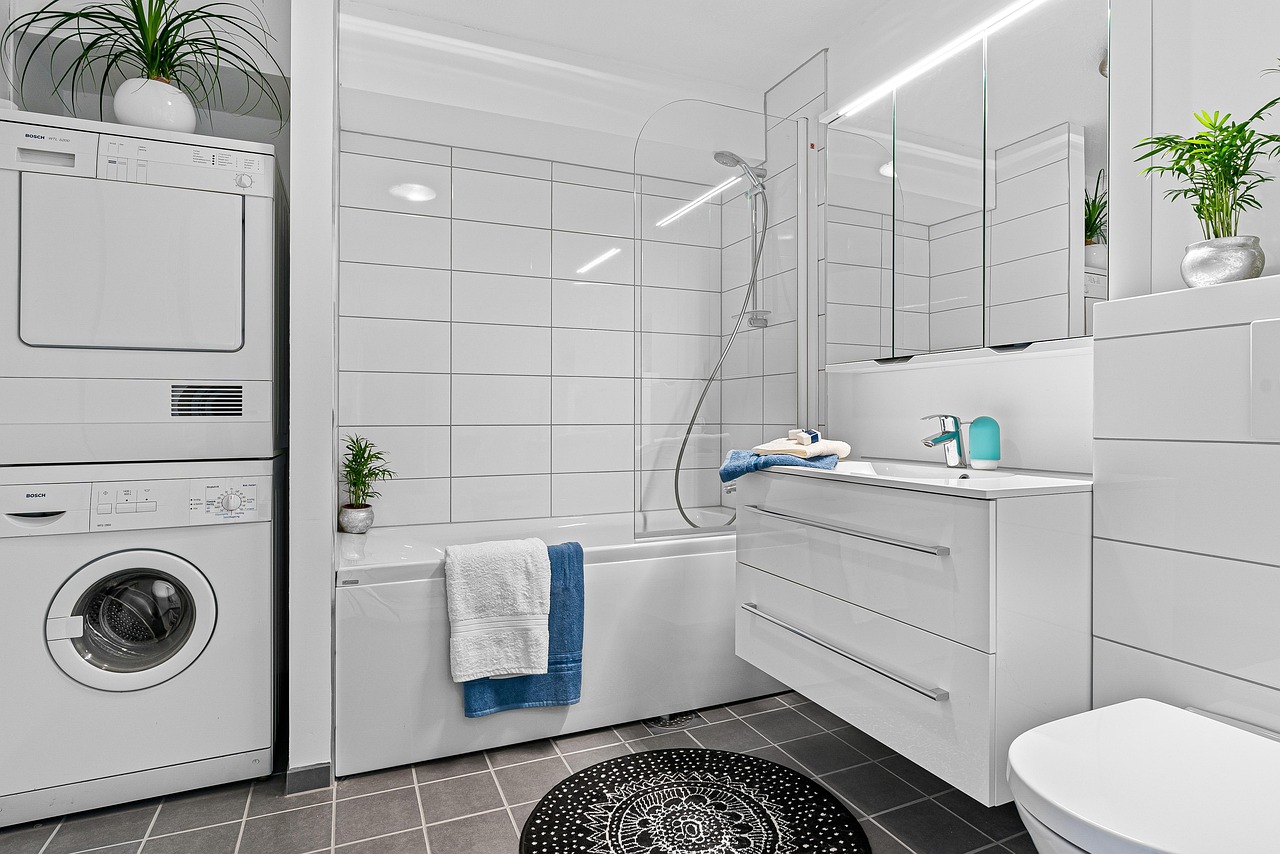 Immagine di un bagno ristrutturato con accessi facilitati e finiture moderne, simbolo del bonus barriere architettoniche.