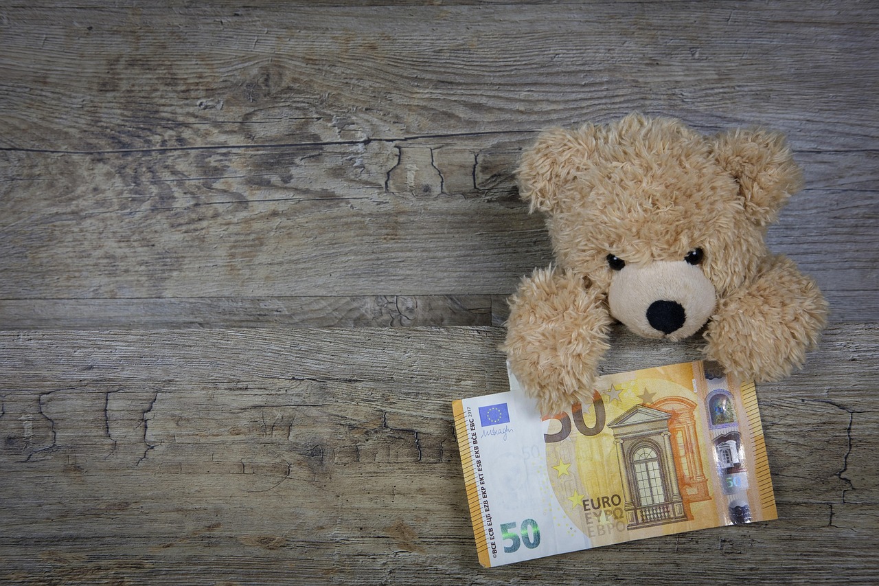 Immagine di un bonifico bancario con causale "regalo" per una donazione ai figli.