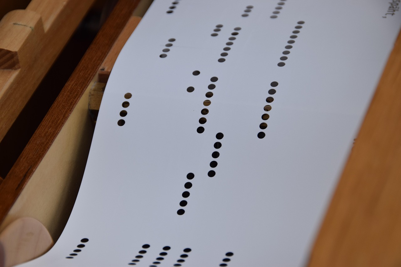 Illustrazione di bonifici ripetuti con grafico e simboli di denaro.