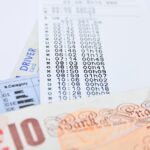 Immagine di un'auto con un documento di bollo auto, evidenziando risparmi e anno di immatricolazione.