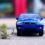 Immagine di una polizza assicurativa auto con evidenziata una clausola controversa.