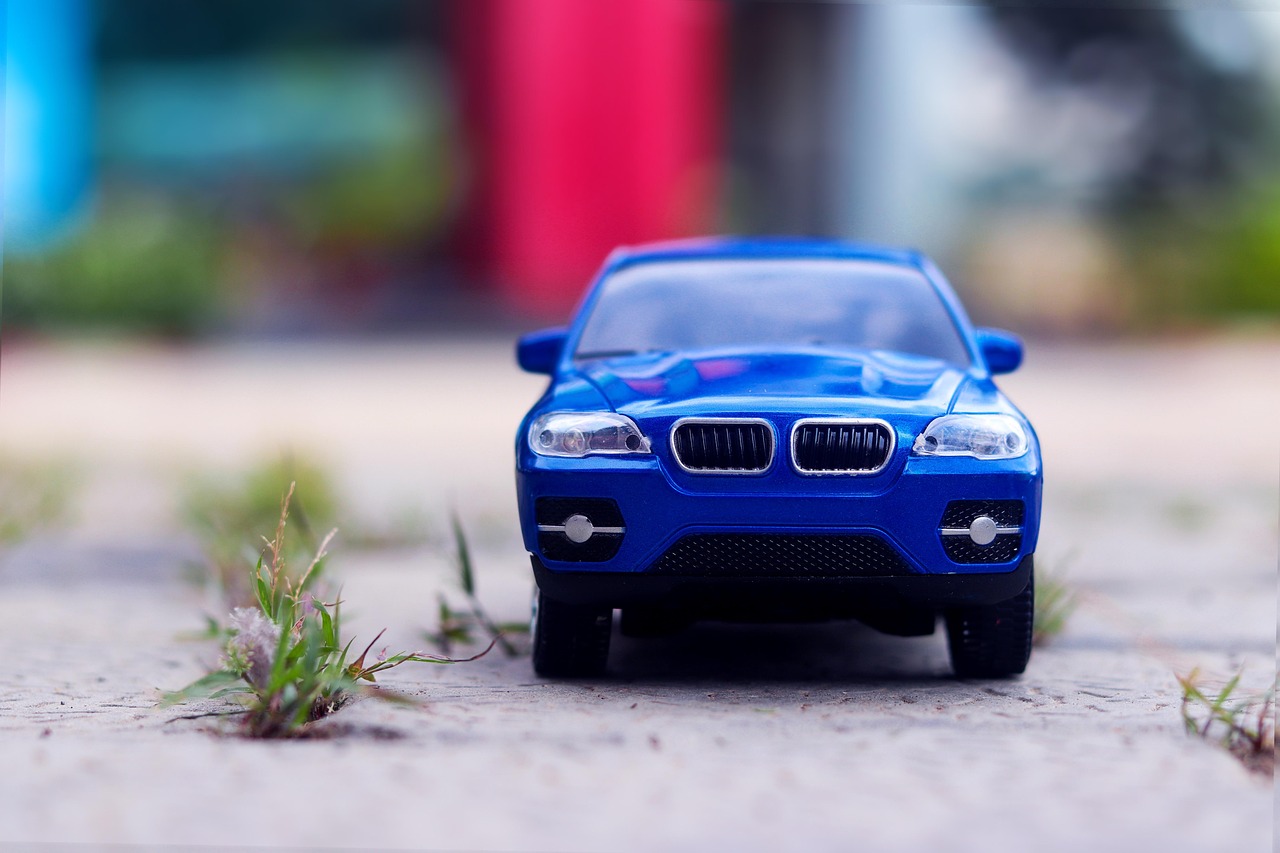 Immagine di una polizza assicurativa auto con evidenziata una clausola controversa.