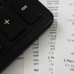 Immagine che illustra strategie legali per ridurre le spese condominiali senza conflitti.