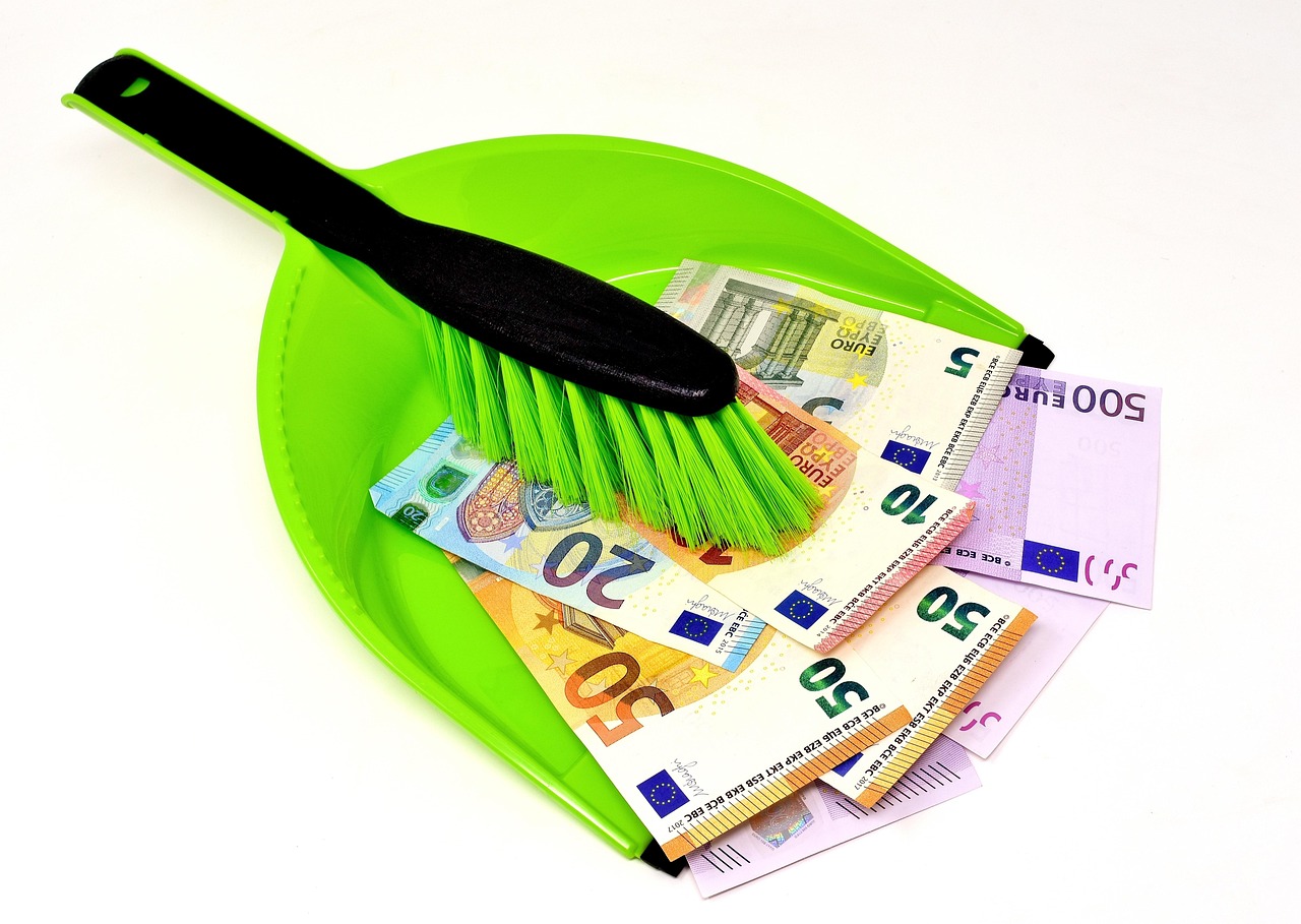 Immagine di un bancomat con un cartello "Solo pagamenti elettronici" per illustrare l'addio ai contanti.