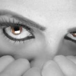 Uomo che fissa intensamente una donna mentre conversano, riflettendo un'interazione psicologica profonda.